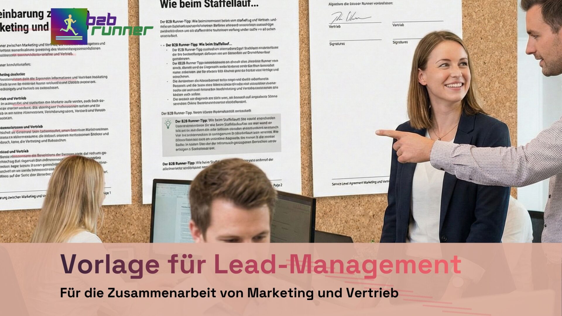 Ein Marketing-Vertriebs-Team mit einem ausgedruckten SLA an der Wand
