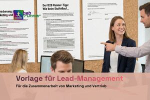 Ein Marketing-Vertriebs-Team mit einem ausgedruckten SLA an der Wand