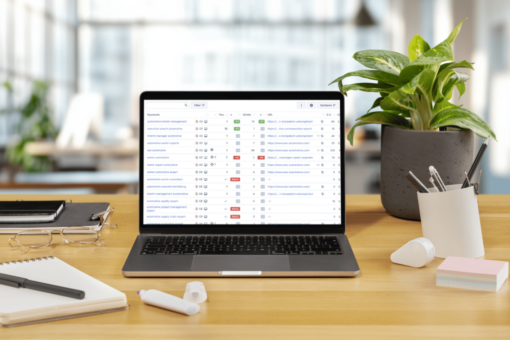 Ein Laptop mit dem Screenshot eines SEO-Ranking-Tools