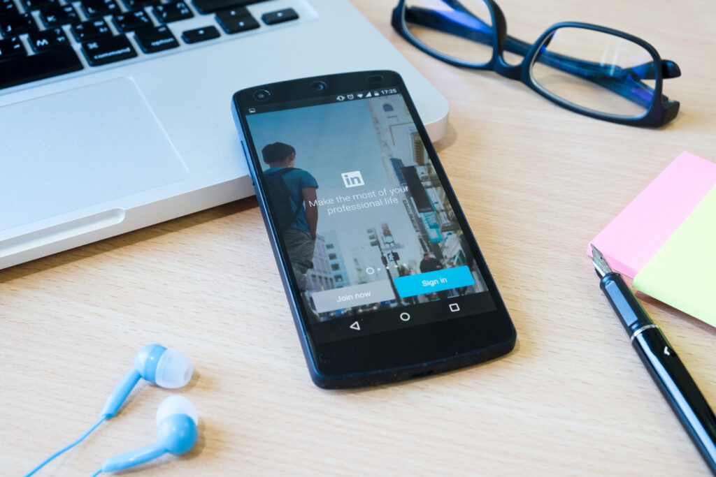 Smartphone mit LinkedIn-Startbildschirm